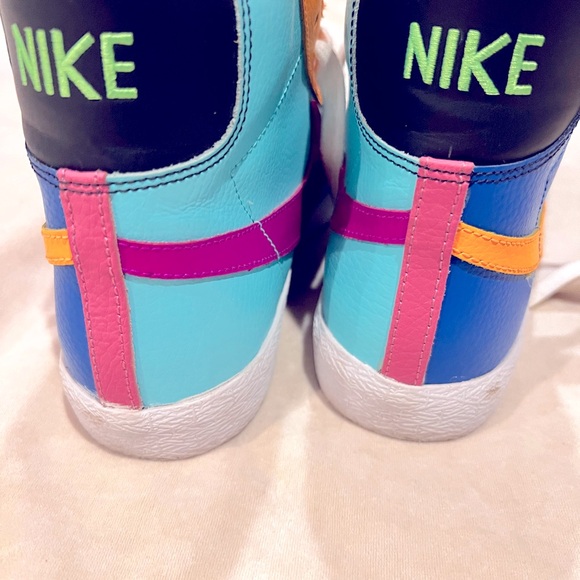 Colors go off on these Nikes - Picture 4 of 8